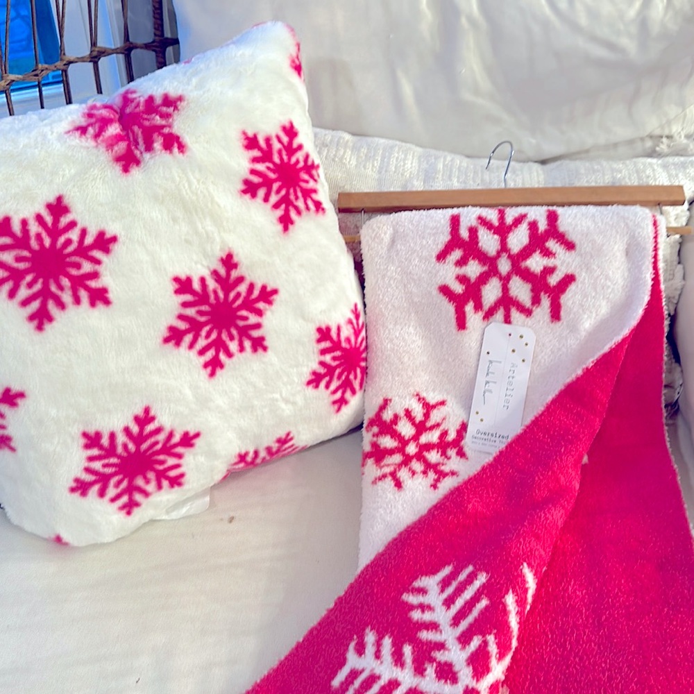 New RARE Nicole Miller Pink Viral Snowflake Blanket Throw + Pink Pillow Set HTF